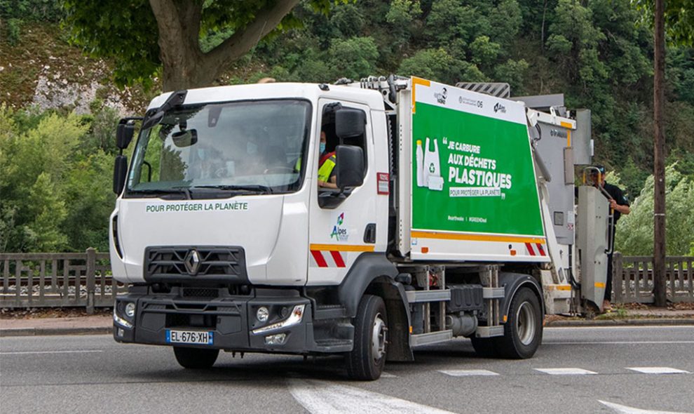 Des camions-poubelles qui roulent avec les déchets plastiques qu