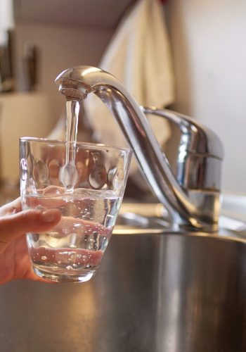 Eau du robinet versus Eau minérale : comment boire une eau saine et à bon goût ?