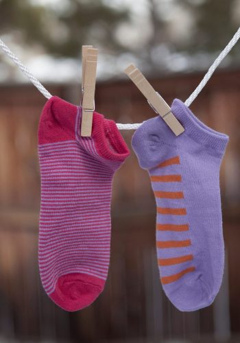 Astuce : transforme tes vieilles chaussettes en éponge durable !